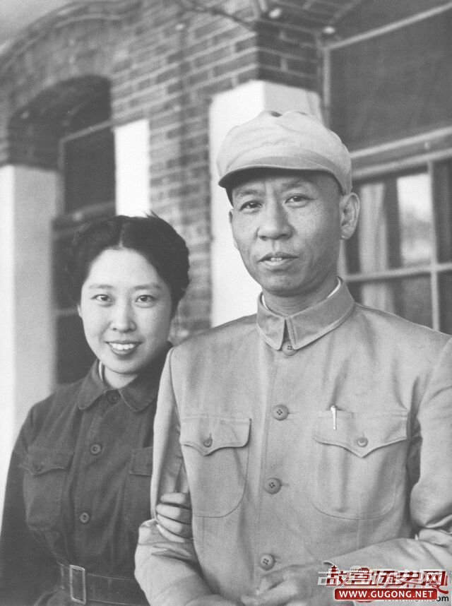 1949年，刘少奇和王光美在香山