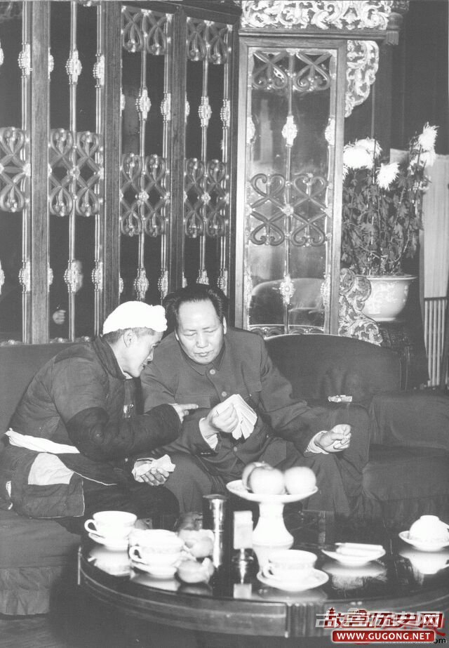 1952年，毛泽东在中南海接见延安的全国劳动模范杨步浩