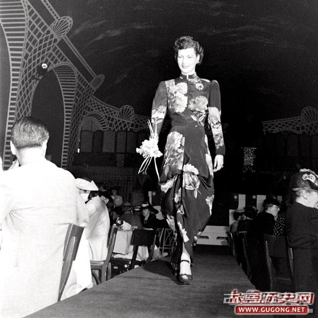 华侨老照片：华侨抗战募捐时装秀 1941年