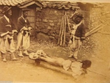 朝鲜衙役对犯人用刑：1904年的仁川