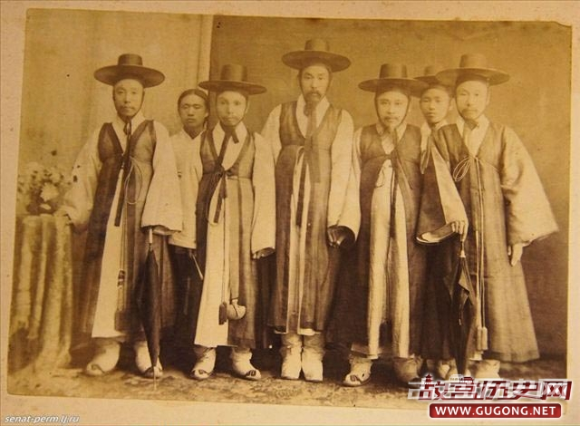 朝鲜衙役对犯人用刑：1904年的仁川
