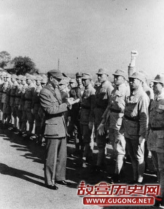 1937年 ,蒋介石到重庆视察培训的战士学员