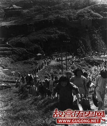 1937年 ,蒋介石到重庆视察培训的战士学员