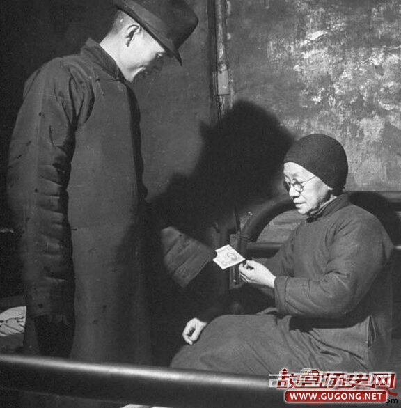 美拍1946年中国男子吸鸦片全过程