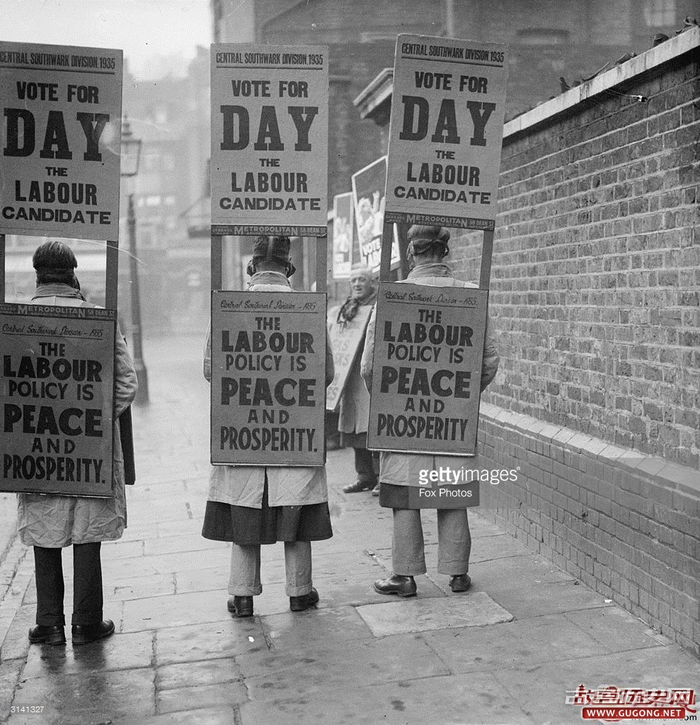 英国工党采用原始方式竞选，贴海报到处宣传