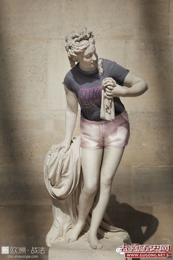 当卢浮宫的裸体雕像穿上了衣服