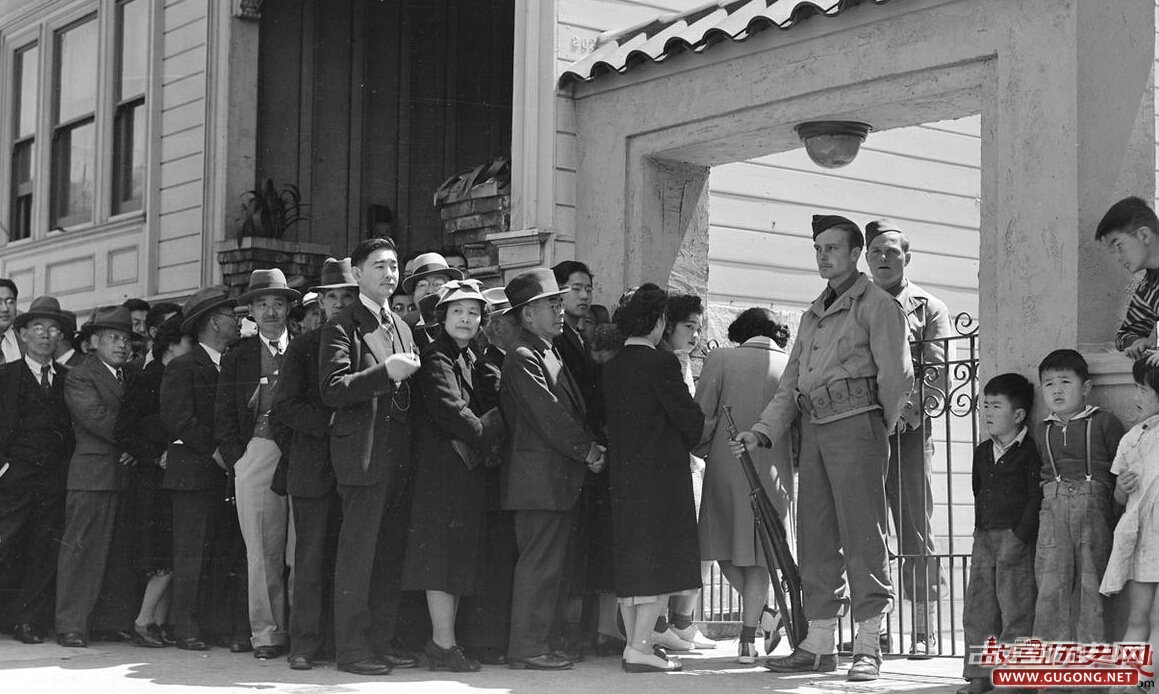 珍珠港被袭后，在美的日裔美国人被重新安置