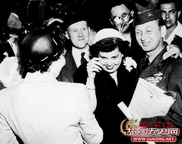 1953年朝鲜战争美军战俘归国的温馨时刻