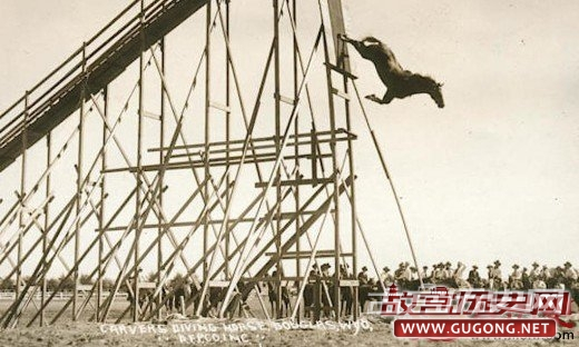 20世纪初玩命的高台跳水：40英尺的垂直暴跌