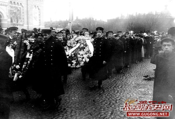 因保护学生而亡 莫斯科50万人为校长送葬