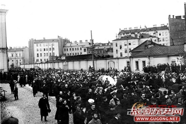 因保护学生而亡 莫斯科50万人为校长送葬