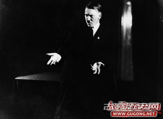 希特勒下令删掉的私密照：为了演讲苦练手势