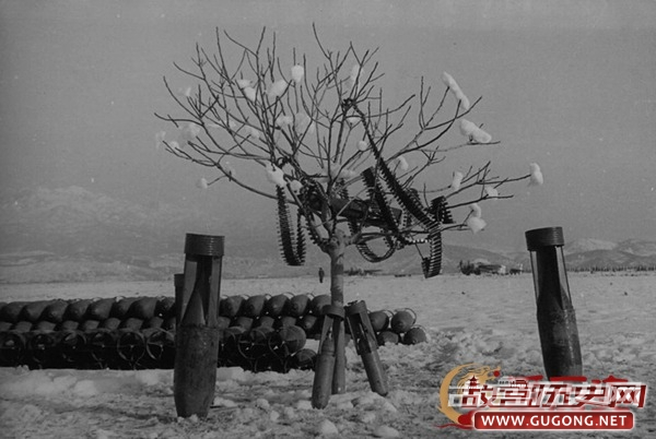 二战飞行员的“劲爆”圣诞节 子弹做装饰航弹当礼物