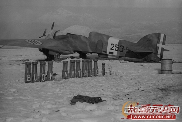 二战飞行员的“劲爆”圣诞节 子弹做装饰航弹当礼物