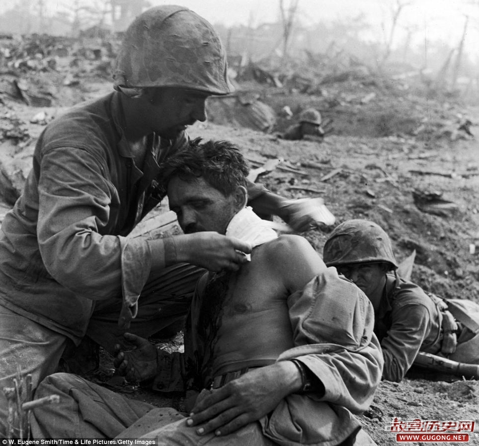 太平洋地狱：二战美国士兵挽救生命的罕见照