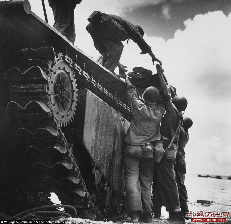 太平洋地狱：二战美国士兵挽救生命的罕见照