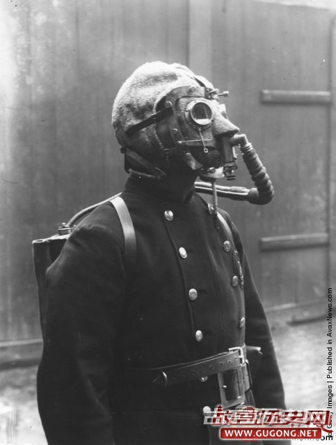 毒气引发的效应，各国戴着防毒面具的人