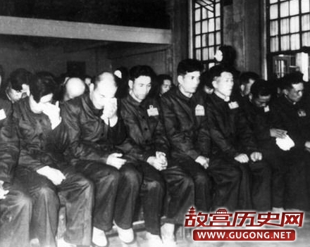 日本战犯获中共特赦后拍手大笑 聚众欢腾