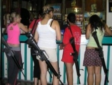 穿比基尼执行任务的女兵们