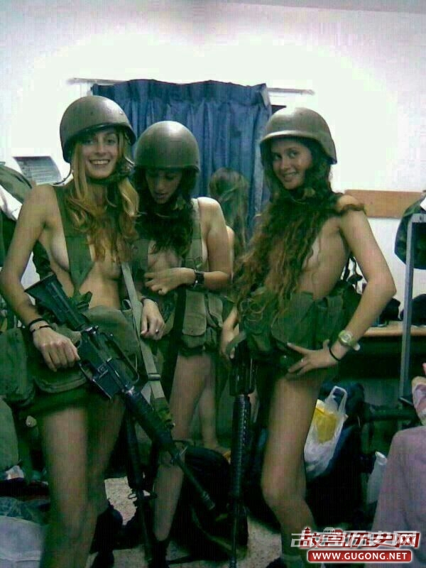 穿比基尼执行任务的女兵们