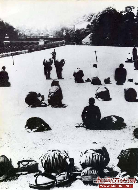 1945年天皇宣布投降 日本民众跪地哭泣