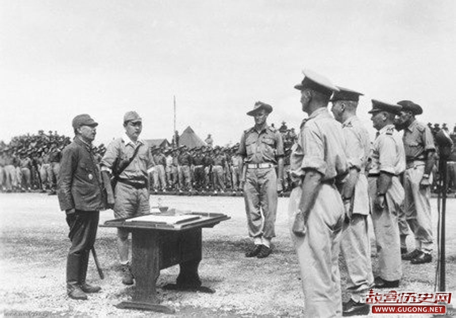 1945年天皇宣布投降 日本民众跪地哭泣