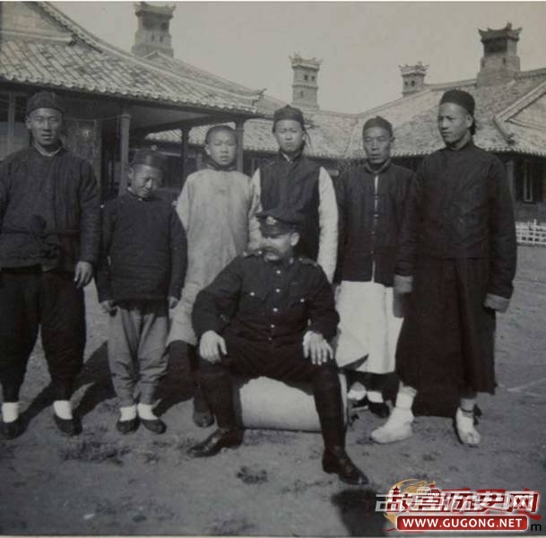 清朝官员跪地向八国联军送锦旗