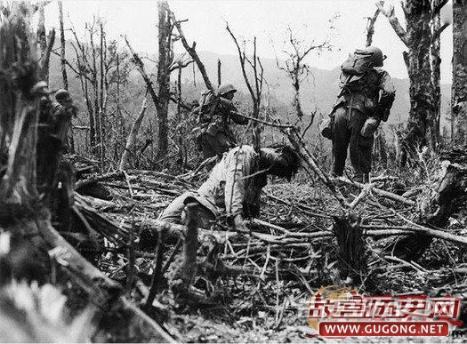 日本遭美军轰炸现场照