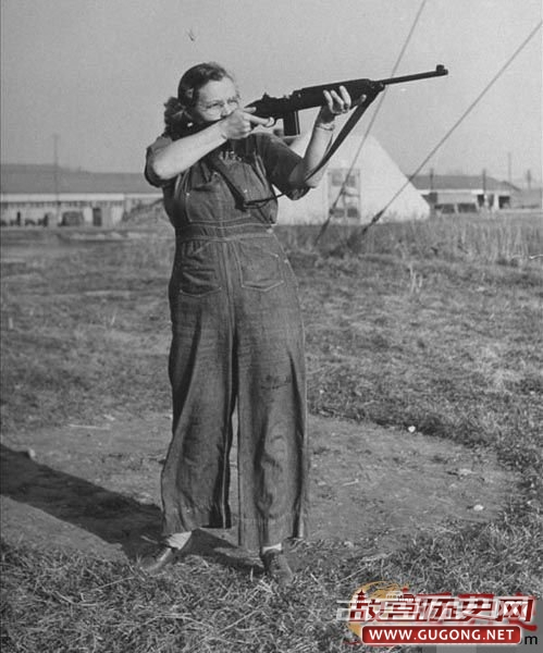 二战时的妇女们测试各种武器