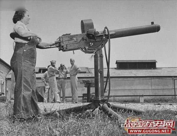 二战时的妇女们测试各种武器