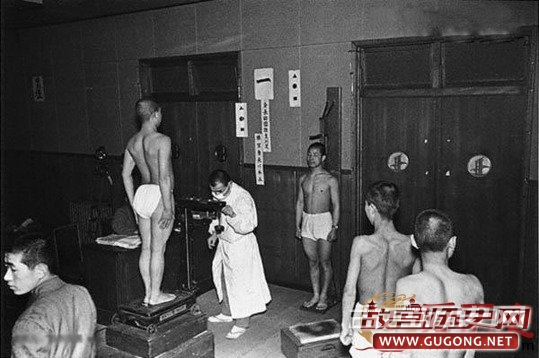 二战时期日本军部征兵体检的罕见旧照