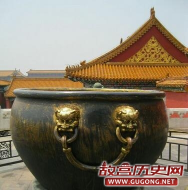 中国古代的富贵人家在院子里摆放水缸是何用意？