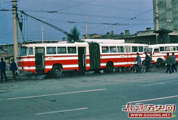 80年代老照片：八十年代交通工具 无轨电车