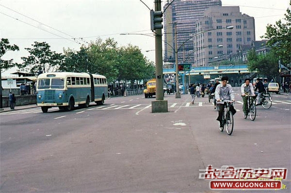 80年代老照片：八十年代交通工具 无轨电车