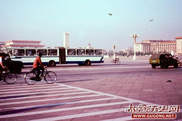 80年代老照片：街拍1981年的交通工具