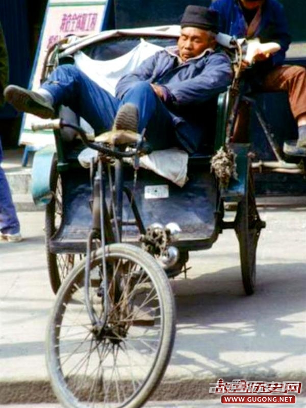 80年代老照片：简单平静的生活 1983年沪苏街拍