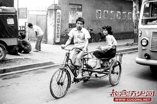 80年代老照片：美国游客1983年中国行 少见的开平街景