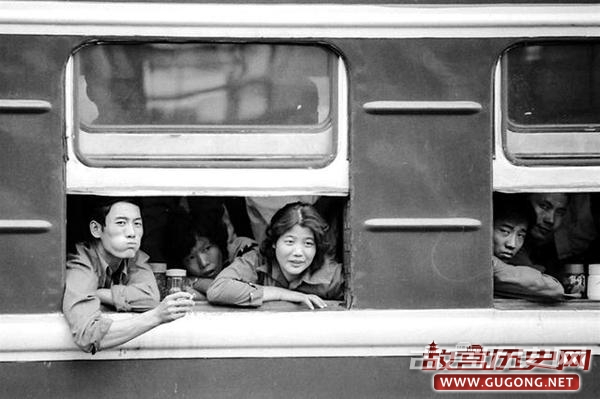 80年代老照片：美国游客1983年中国行 少见的开平街景