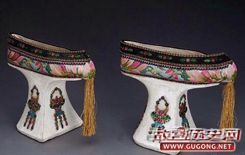 古代高跟鞋：满族女人的花盆底鞋跟最高25厘米