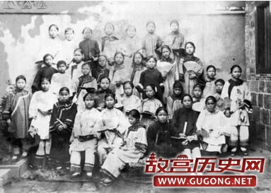 中国第一所女子学校成立使中国女子可公开接受教育