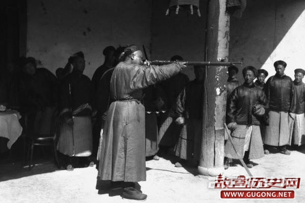 新疆老照片：清末屯田戍边的军队 女眷练步枪