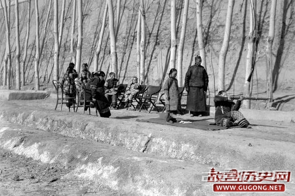 新疆老照片：清末屯田戍边的军队 女眷练步枪