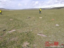 “天山道”科考解密:巴音布鲁克草原上奇怪的“8”块石头