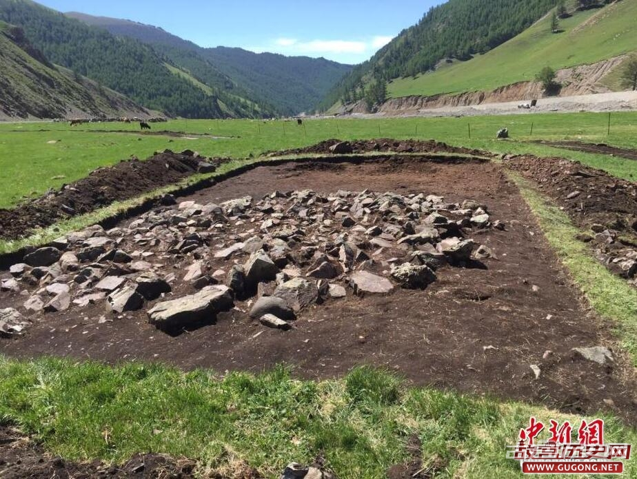 新疆和布克赛尔县铁器时代遗址进行考古发掘