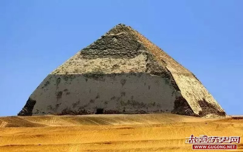 埃及新发现一座距今3700年历史的金字塔