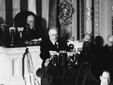 罗斯福总统在开战前后做了哪些决策？