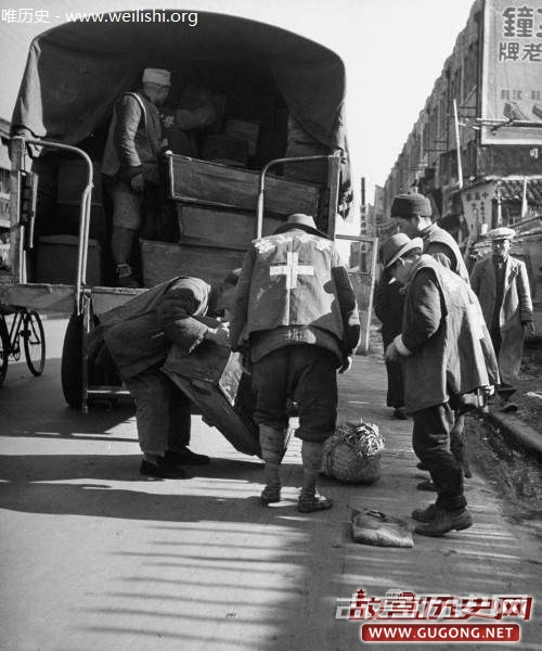 老照片：1947年拍摄的收尸队