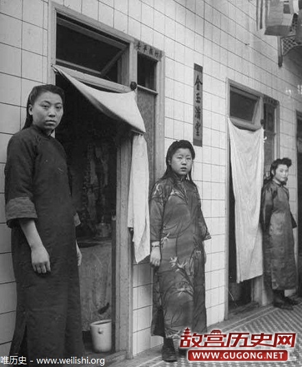沈阳老照片：1946年沈阳妓院的窑姐儿