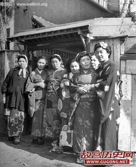 沈阳老照片：1946年沈阳妓院的窑姐儿