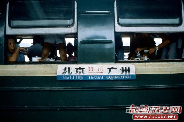 老照片：见证了我们成长的绿皮火车 1985年